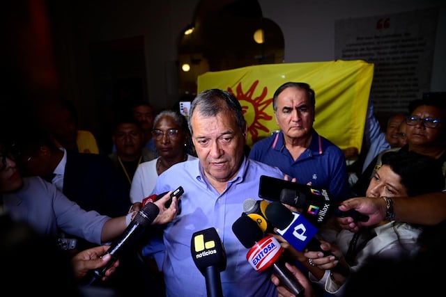 El candidato por partido "Buen Gobierno", Jorge nieto, recibió el flash electoral en su local en el centro de Lima. (Fotos: Paloma del Solar /@photo.gec)