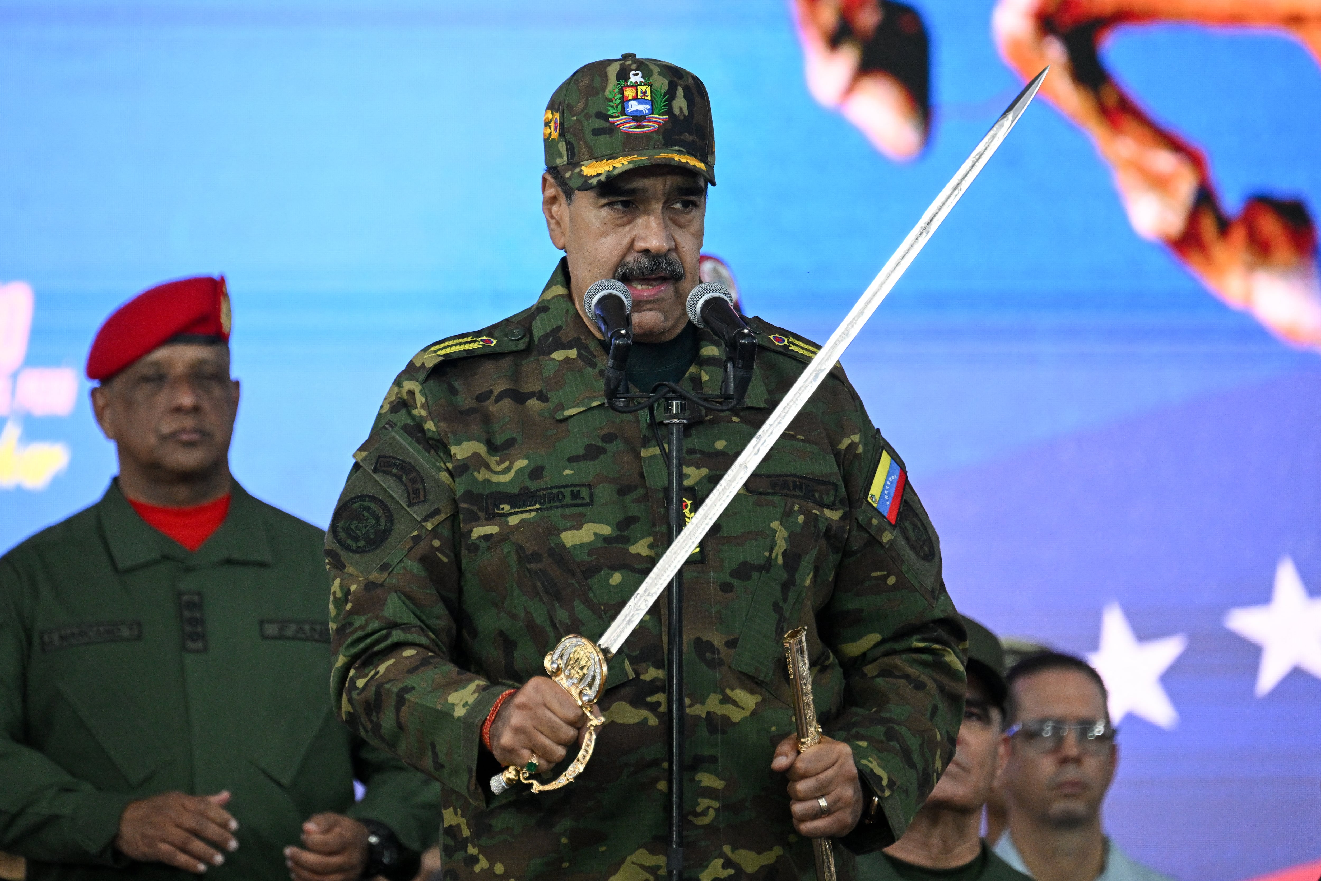 Nicolás Maduro sostiene la "Espada del Perú" del héroe independentista venezolano Simón Bolívar. (Foto: Federico PARRA / AFP).