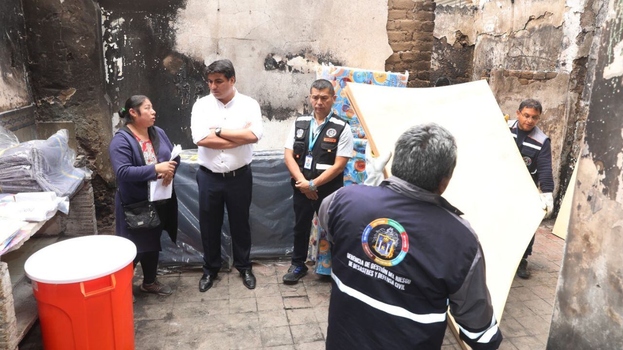 Entregan camas plegables, colchones, depósitos para agua, calaminas y retiran escombros del lugar.