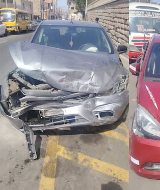 Colisionaron el auto rojo de placa V0P-540 y el auto plomo de matrícula Z6D-673. (Foto: Difusión)