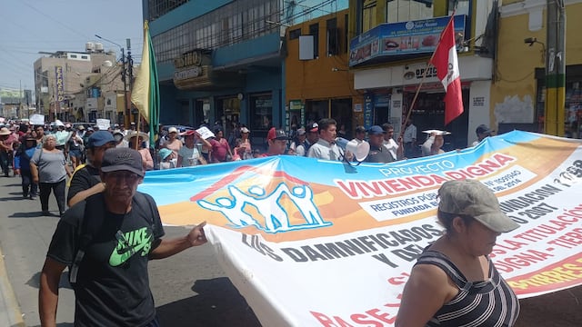 Protestan y piden reponer en el cargo a destituida jefa de Cofopri Ica, Elvira Flores Sumari