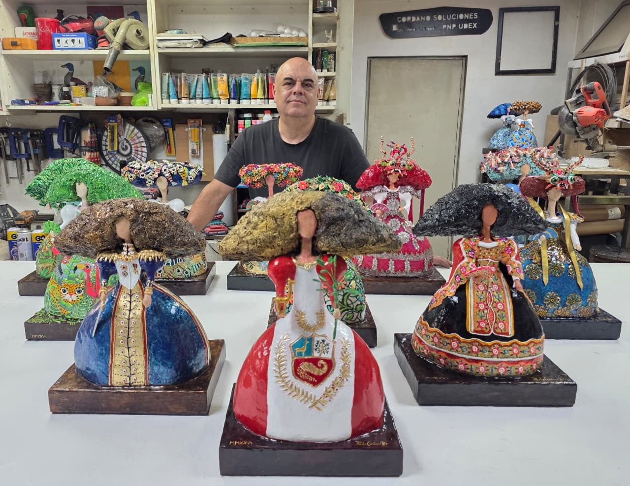 El artista arequipeño presenta una serie de esculturas que reinterpretan la figura clásica de la menina desde la historia, geografía y tradiciones del Perú. La muestra tendrá ingreso libre en San Isidro.