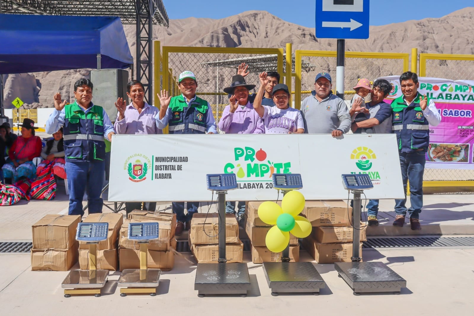 Agricultores recibieron vitrinas exhibidoras, balanzas, cajas chinas, fertilizantes, motobombas y otros para mejorar producción del distrito.