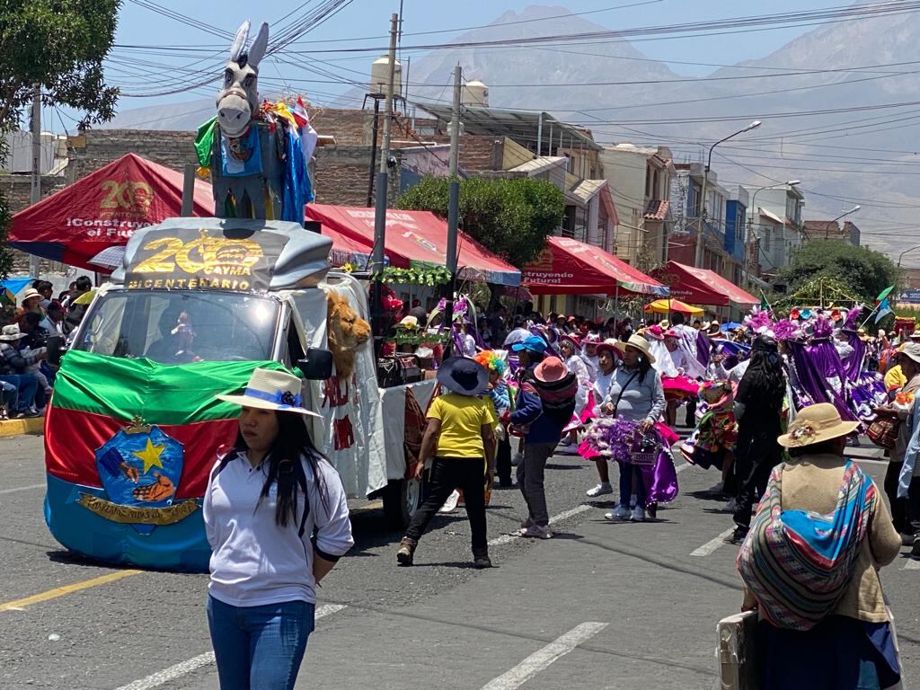 Decenas de instituciones en pasacalle en Cayma. (Foto: GEC)