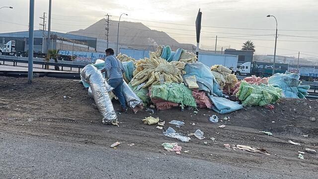 Cruce de las avenidas El Triunfo y Avicultores estaba inundado de esponjas para muebles en desuso.