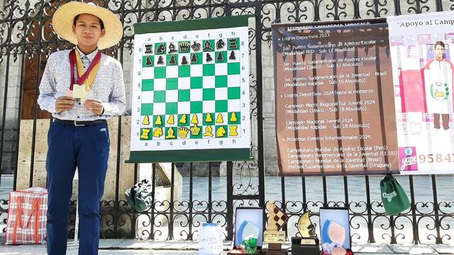 Joven ajedrecista arequipeño vende llaveros en la Plaza de Armas para viajar a torneos