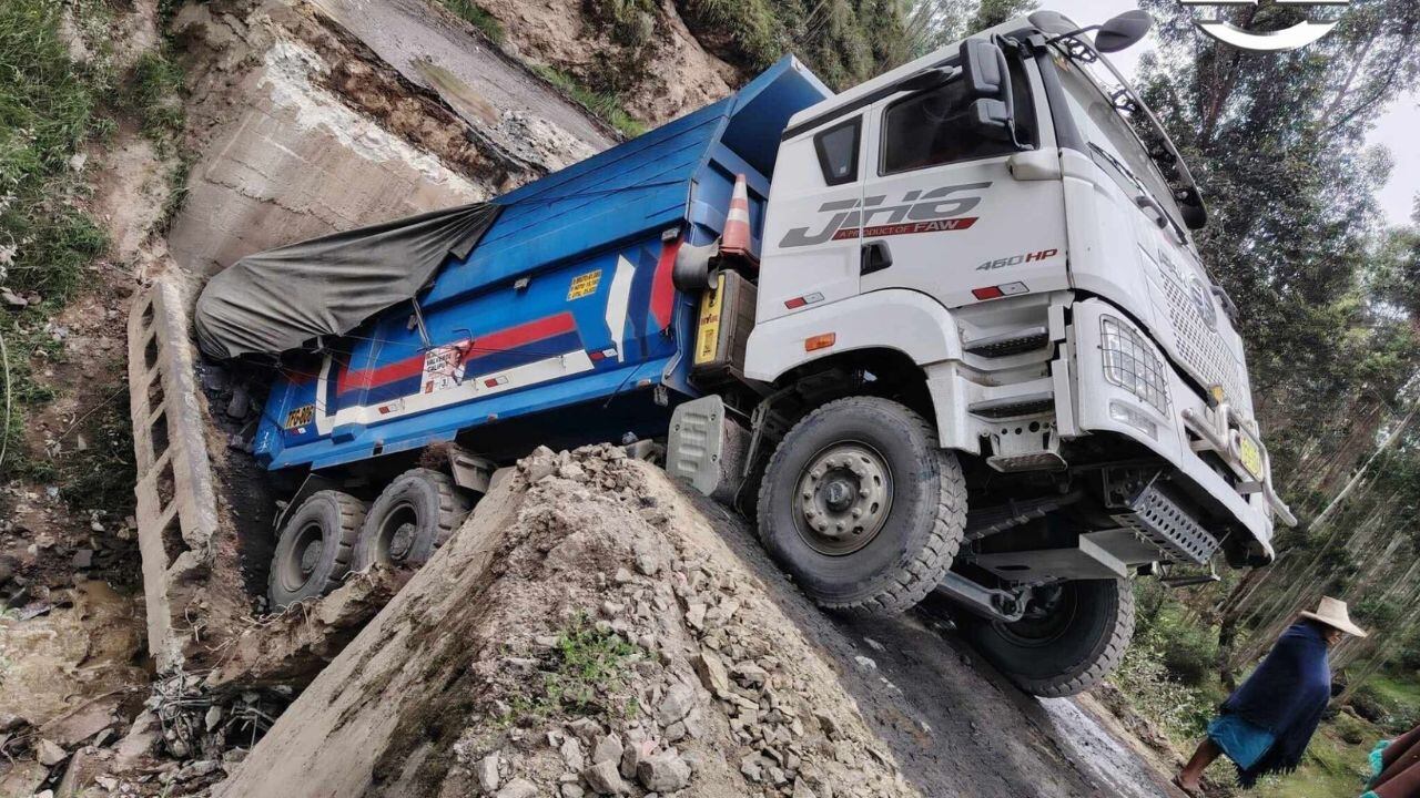 Un volquete cruzaba la plataforma cuando esta se desplomó en el caserío de Juan Velasco Alvarado. Varias localidades quedaron aisladas y municipio habilitó vía alterna. (Foto: Juan Quispe)
