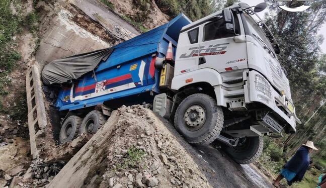Un volquete cruzaba la plataforma cuando esta se desplomó en el caserío de Juan Velasco Alvarado. Varias localidades quedaron aisladas y municipio habilitó vía alterna. (Foto: Juan Quispe)
