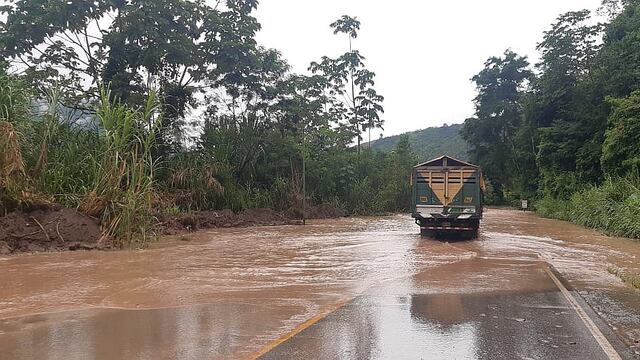 Desborde del río Perené inunda dos tramos de la carretera marginal (VIDEO)