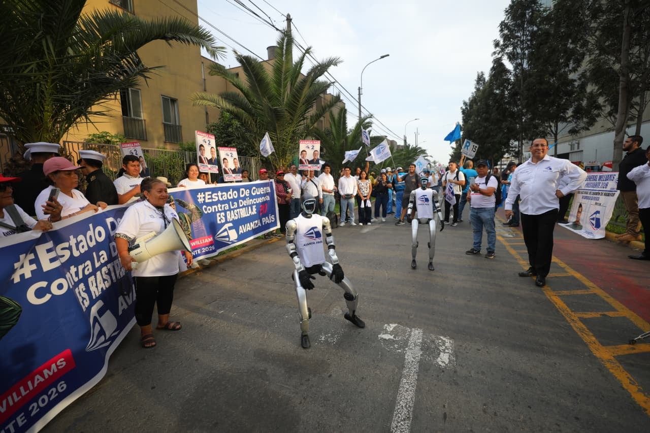 Dos robots fueron exhibidos por seguidores de Avanza País, generando curiosidad entre los asistentes que se congregaron en los exteriores del Centro de Convenciones de Lima. Fotos: Hugo Pérez /@photo.gec