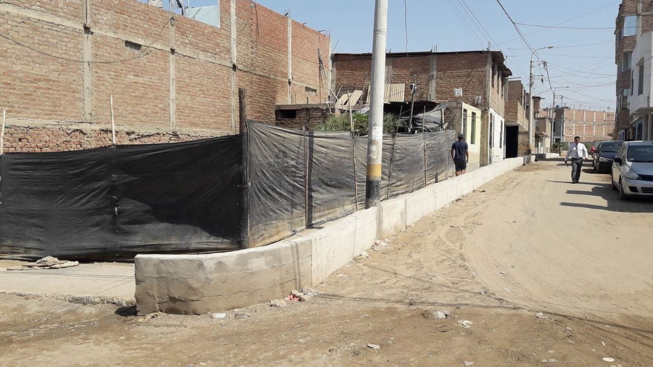 Con este sardinel esperan contener el huaico.