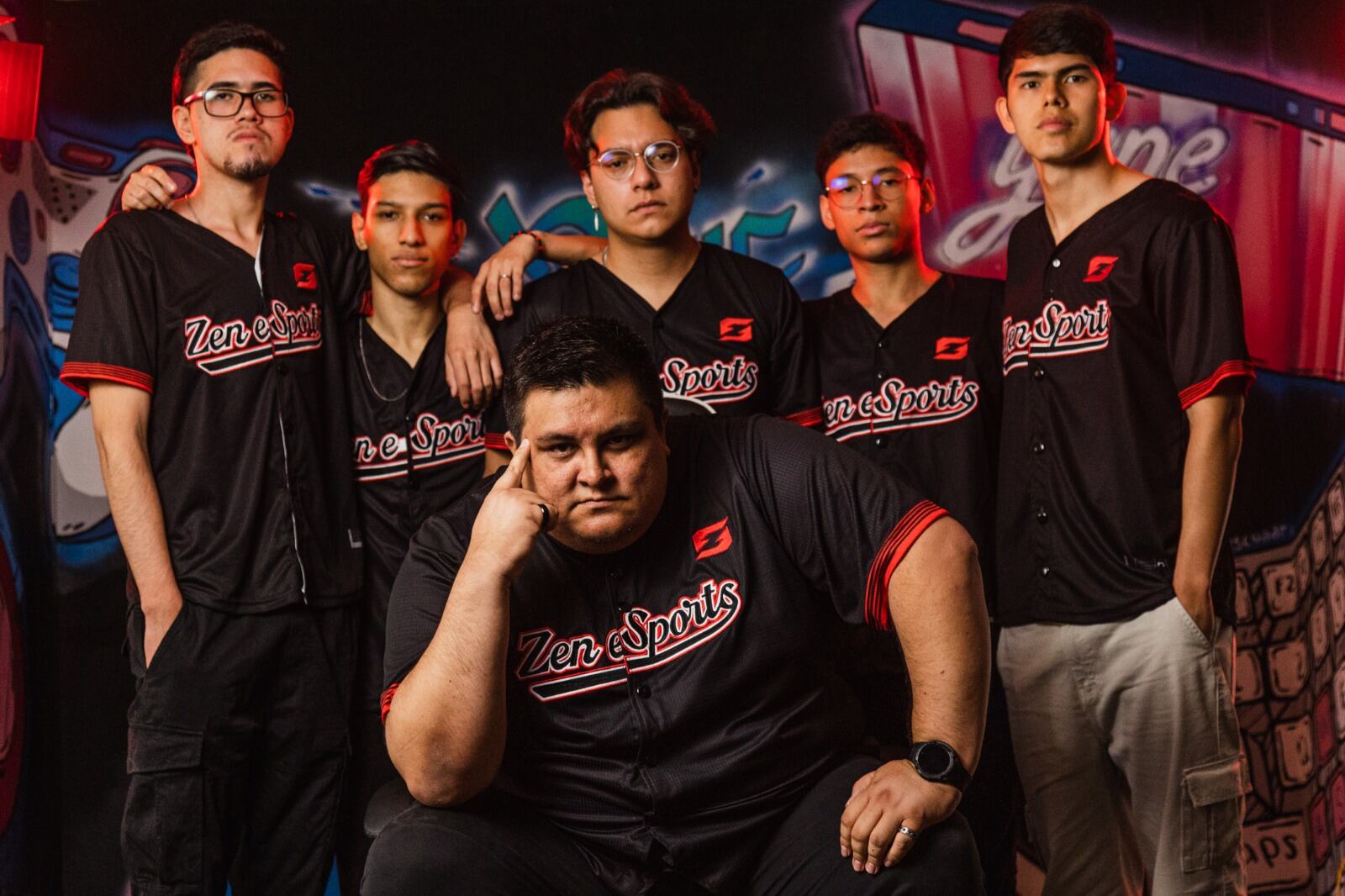 Miembros del equipo de Zen eSports y su entrenador.