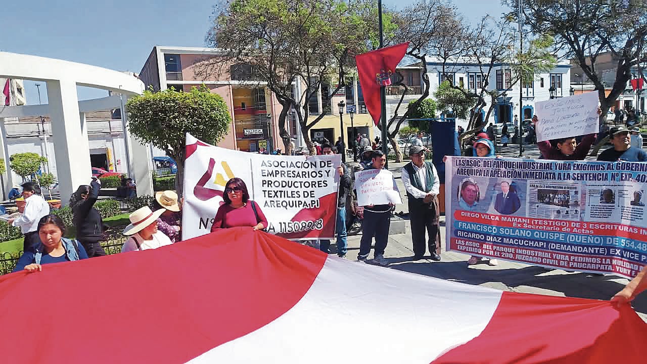 Microempresarios de Arequipa indignados por reciente fallo judicial. (Foto: Álvaro Figueroa/@photo.gec)