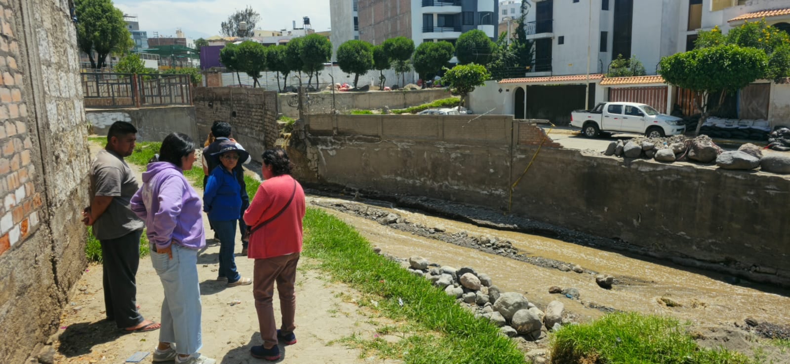 Vecinos piden reconstrucción del muro de contención en la zona de Cerro Verde (Foto: Omar Cruz/@photo.gec)