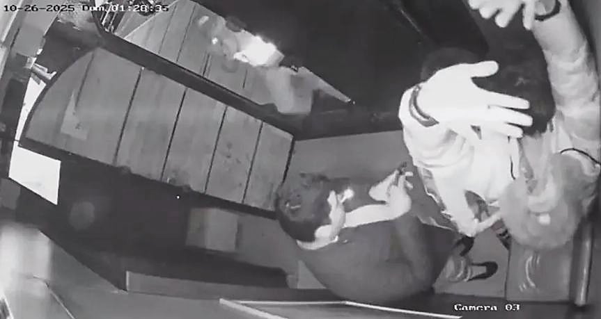 Todo quedó registrado en cámaras por sembrado de drogas de policías. Foto: GEC.