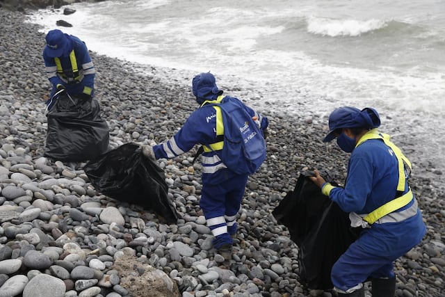 Miraflores retira cinco toneladas de basura tras oleajes anómalos en sus playas (Fotos: César Campos/GEC)