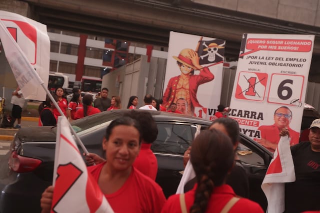 Simpatizantes de partidos llegan a exteriores del Centro de Convenciones por debate presidencial (Foto: Julio Reaño/GEC)