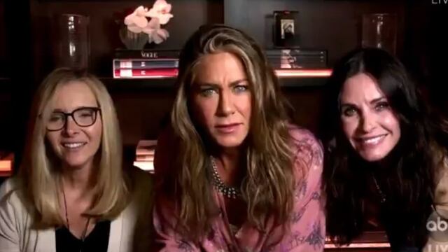 Rachel, Monica y Phoebe de “Friends” se reencontraron durante la premiación de los Emmys (VIDEO)