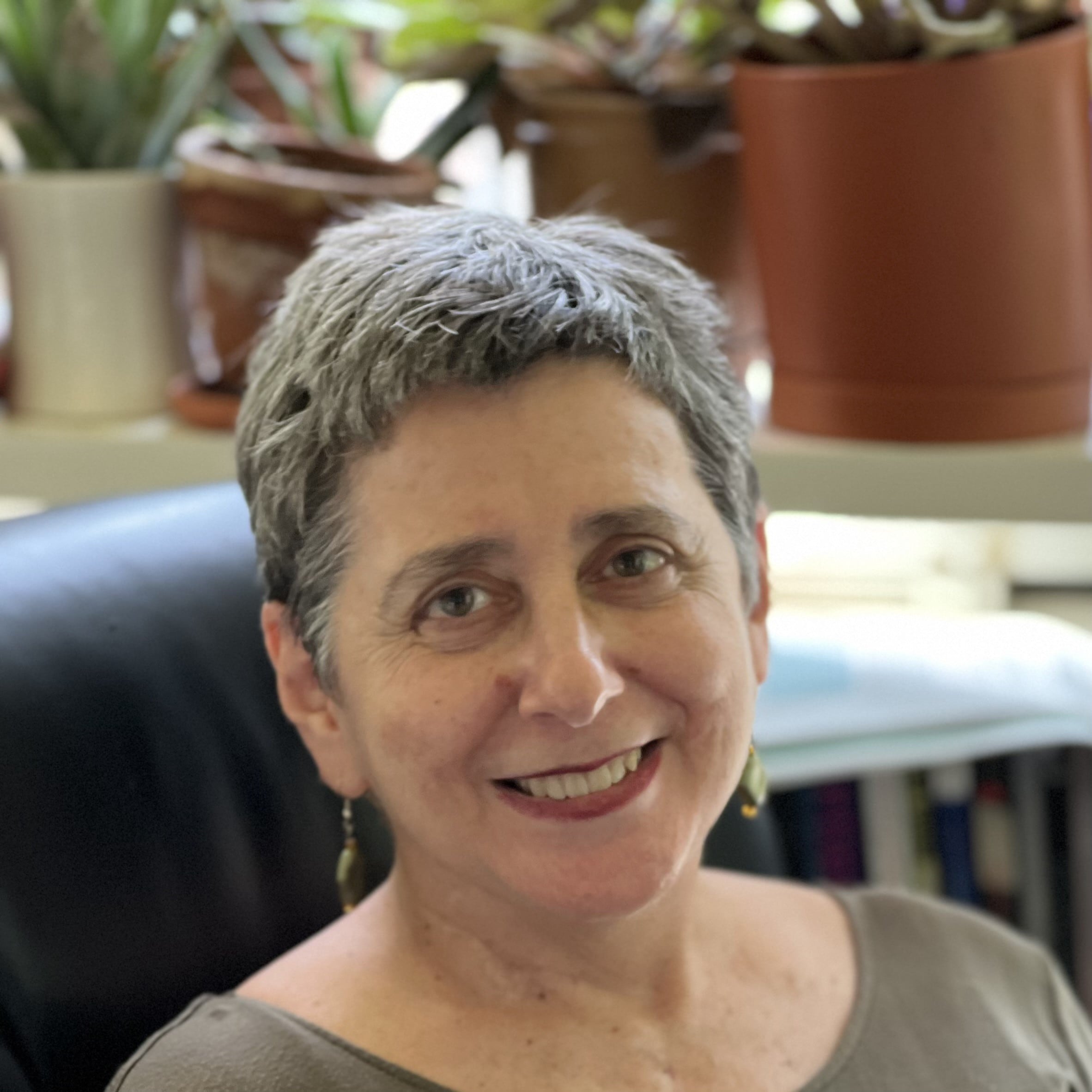 "Es un libro testimonial, autobiográfico, que elabora dos cosas; por un lado la experiencia cardiaca que culminó con el trasplante de corazón, y lo que he tenido que hacer después para mantener mi salud. También es una reflexión particular de cómo escribí sobre esto en distintos momentos, cuando estaba en medio del proceso y después, para poder salir de la experiencia”, dice Margarita Saona sobre "Corazón en trance".