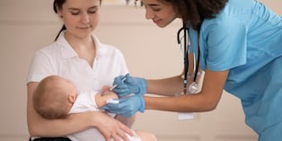 Expertos en salud pública pidieron fortalecer las coberturas de vacunación ante el incremento de enfermedades prevenibles como sarampión, tos ferina y virus sincitial respiratorio.