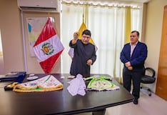 Gobernador regional de Ica, entrega vestido y traje a la Virgen del Rosario de Yauca