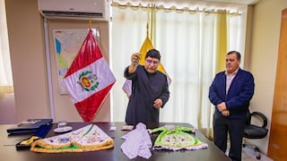 Gobernador regional de Ica, entrega vestido y traje a la Virgen del Rosario de Yauca