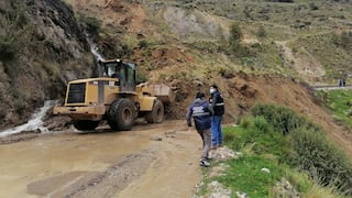 Enorme huaico afecta carretera en Huancavelica y deja buses varados