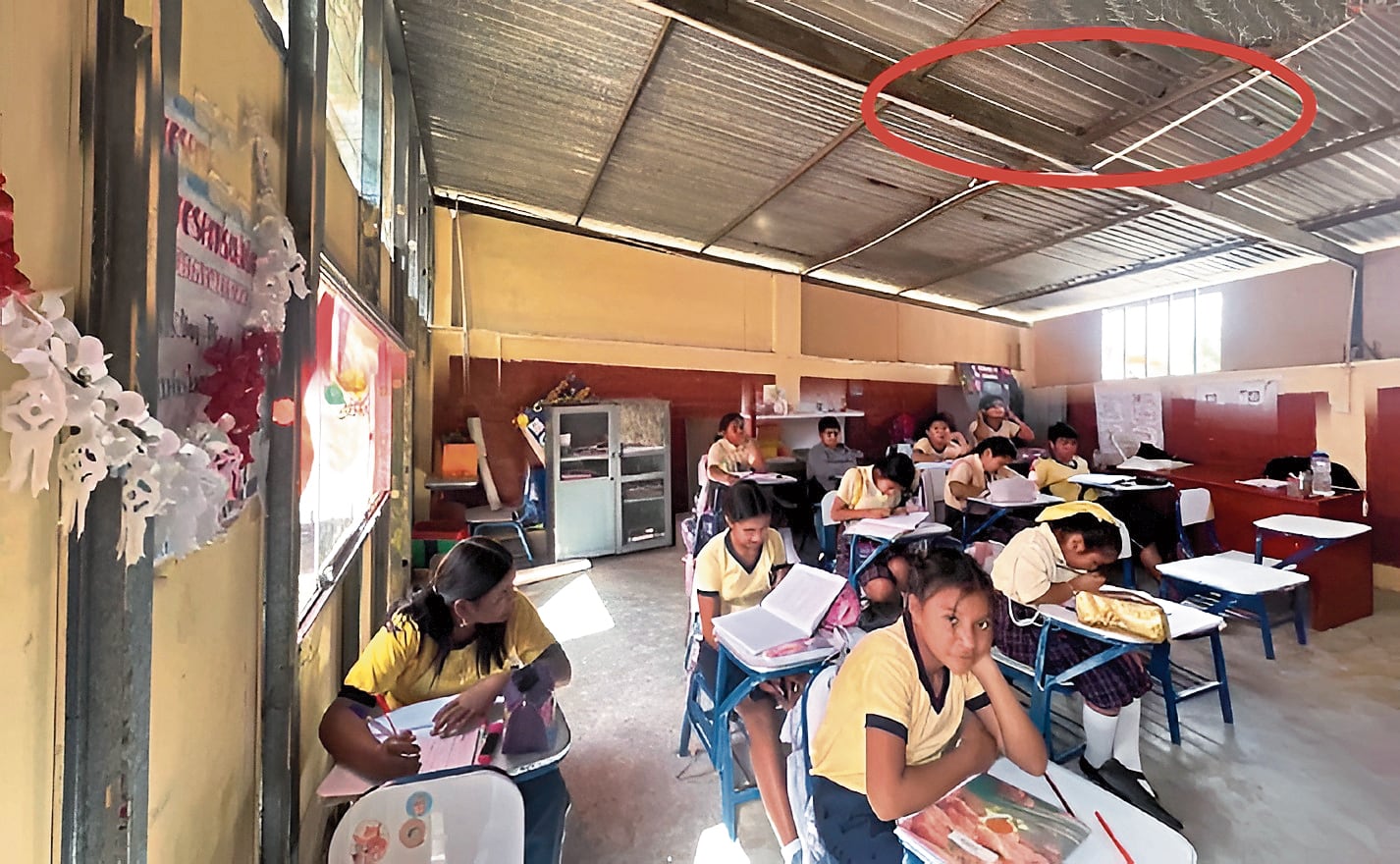 Niños estudian en condiciones precarias en Piura