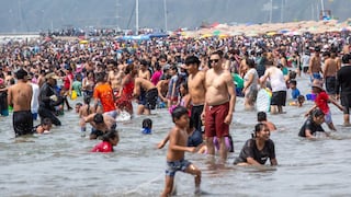 Playa Agua Dulce recibe a cientos de bañistas durante jornada de sol en Chorrillos (GALERÍA)