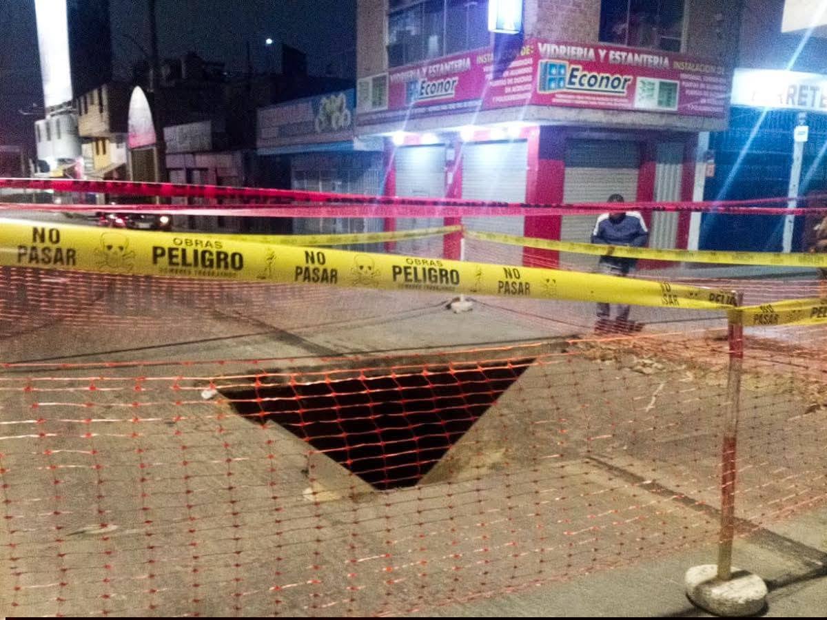 La rotura de una tubería de desagüe ocasionó grave daño a la vía.