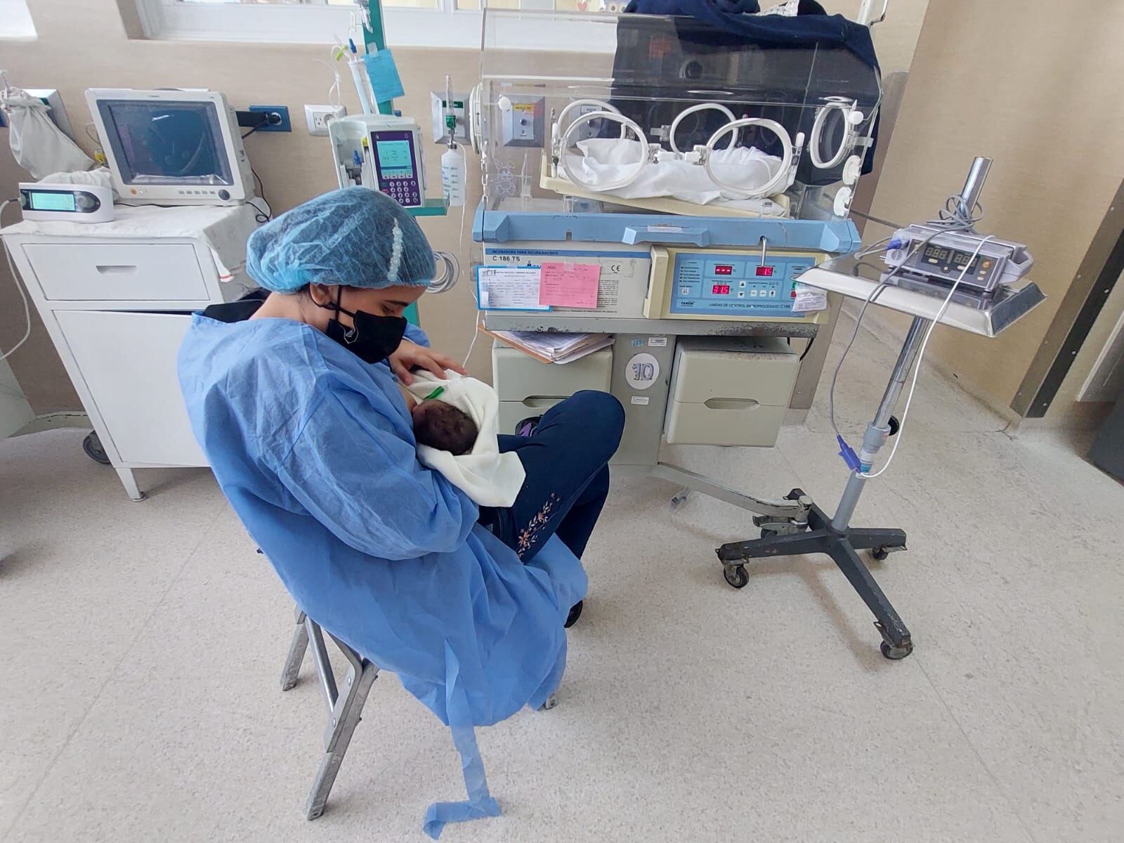 Madre acude a diario al hospital para dar de lactar a su hijo| Foto: Pedro Torres