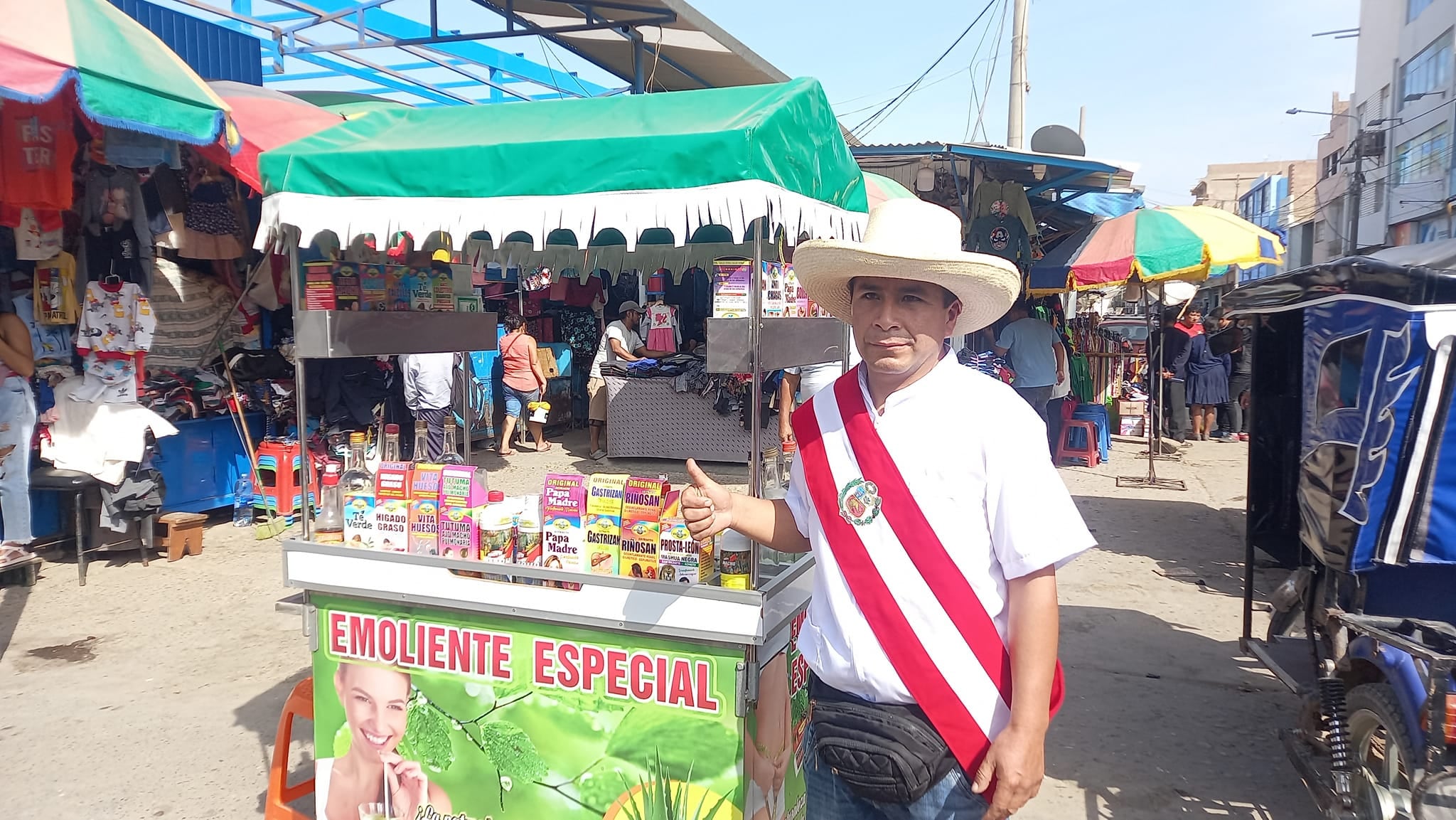 Percy Goicochea vende su emoliente especial en la esquina de las calles Manuel Pardo y José Balta. Fotos: Edison Rentería