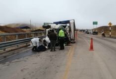 Pasco: Camión vuelca en la ‘Curva del diablo’ y mueren dos