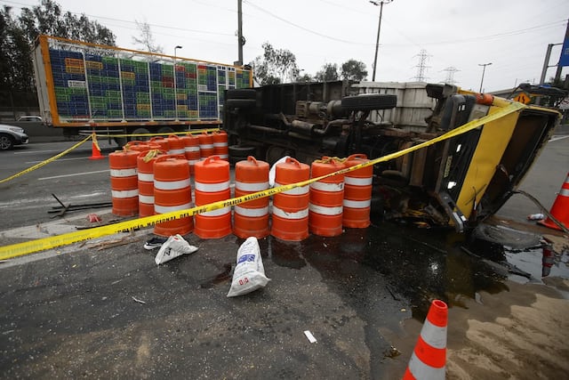 Camión se vuelca en la Vía de Evitamiento y provoca congestión vehicular en San Juan de Lurigancho