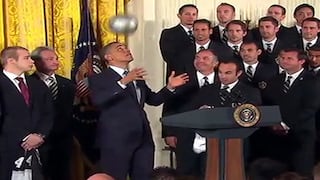 Barack Obama sorprendió al dominar balón en plena ceremonia (VIDEO)