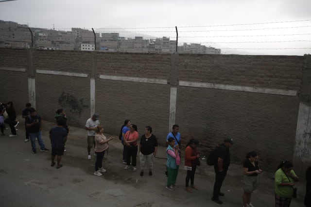 Se apertura las mesas de sufragio en el colegio San Luis Gonzaga de SJM, personas aún tienen quejas por el trabajo del personal de ONPE (Fotos: Julio Reaño/@photo.gec)