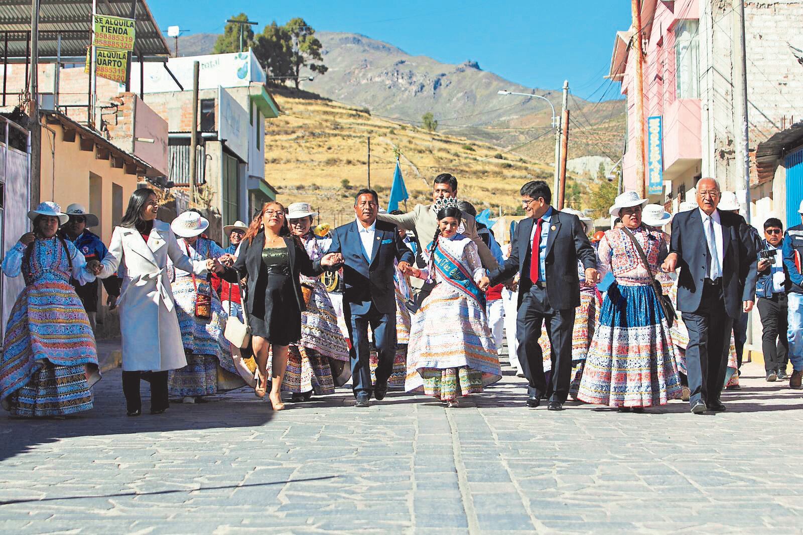 Gobernador de la región de Arequipa, Rohel Sánchez, en aniversario de la provincia de Caylloma. Foto: Cortesía