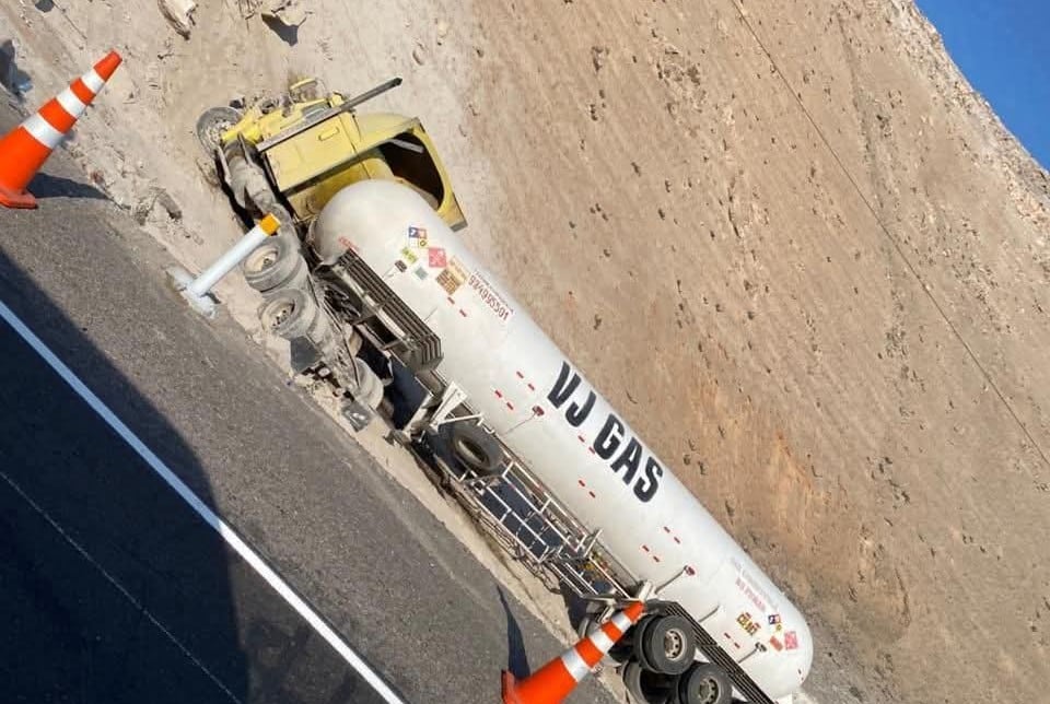 Accidente de cisterna de gas en Perú deja conductor herido y vía cerrada