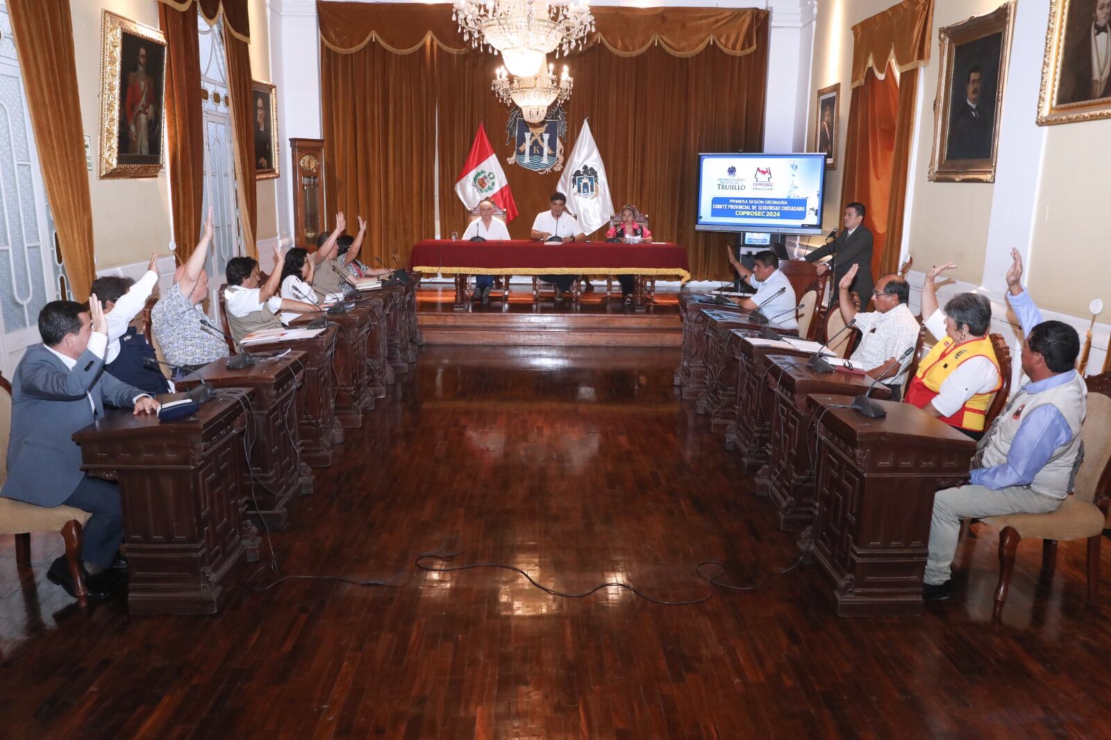 La próxima semana debe aprobarse en sesión de Concejo Municipal la prohibición del ingreso de motocicletas al centro histórico de Trujillo, de 8:00 a.m. a 6:00 p.m. y se debatirán otras propuestas relacionadas con la seguridad ciudadana, por ejemplo que todos los establecimientos de venta de licor solo atiendan hasta la 1:00 a.m.