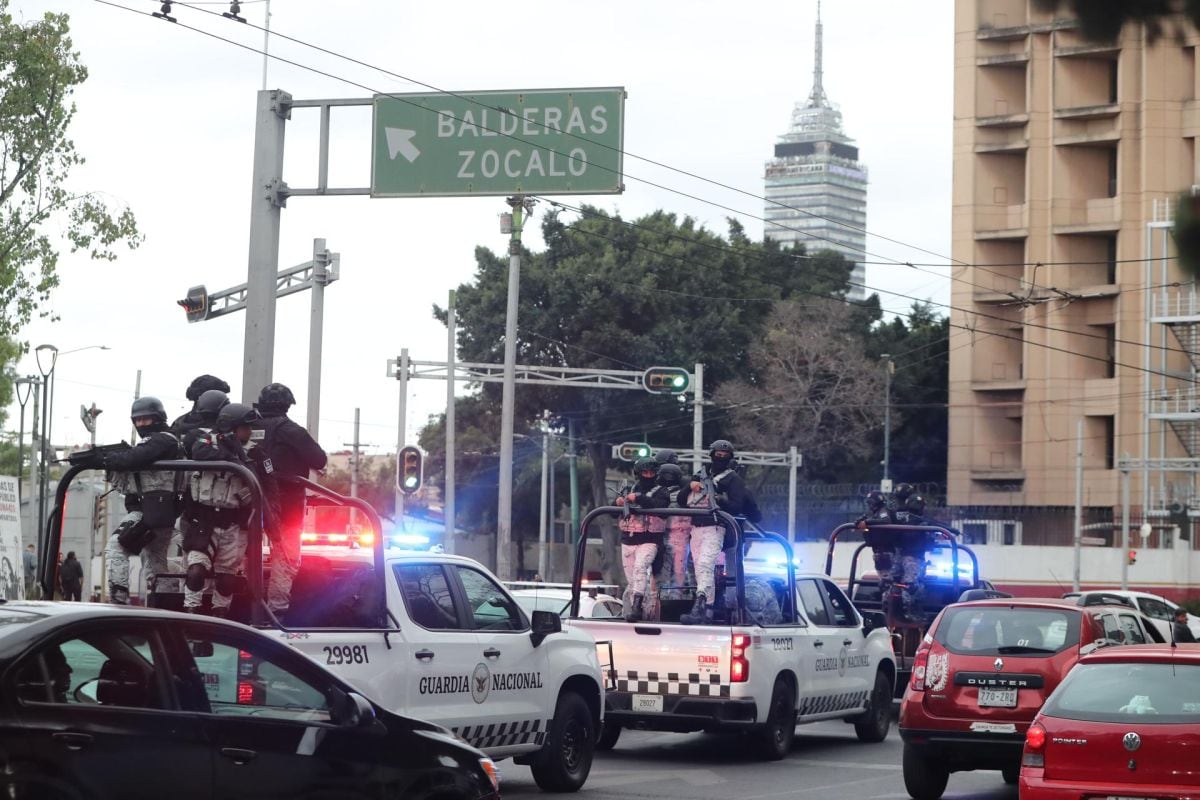 Integrantes de la Guardia Nacional resguardan la zona donde trasladaron el cuerpo de Nemesio Rubén Oseguera Cervantes, alias 'El Mencho', líder del Cártel Jalisco Nueva Generación (CJNG). Foto: EFE/ Mario Guzmán