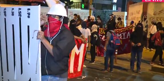Alumnos de la Universidad Nacional Mayor de San Marcos se congregaron frente a la sede universitaria para manifestarse contra la gestión de la rectora.