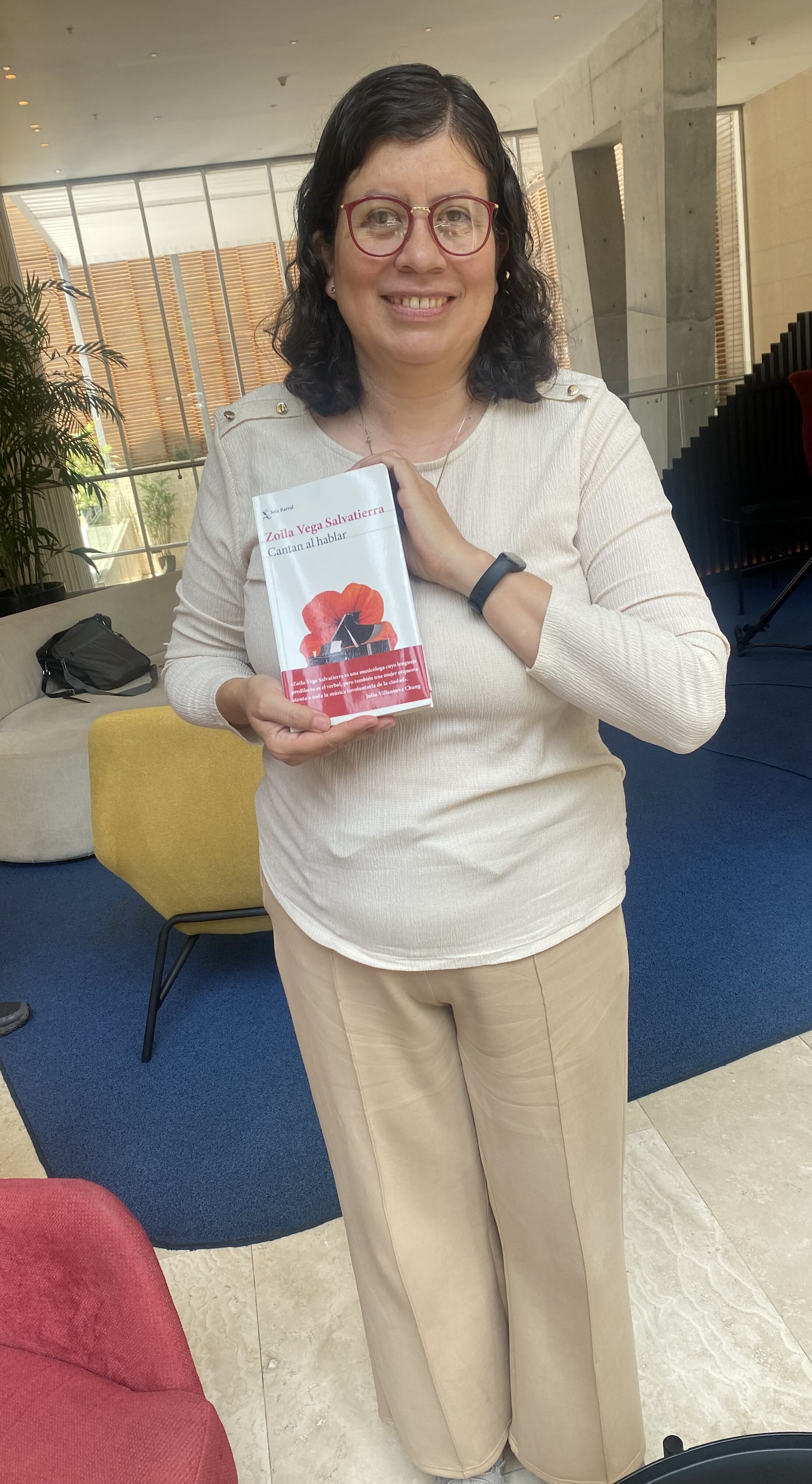 "La idea de hacer hablar, en este caso a pianos, me surge porque yo los he visto toda mi vida, me los he cruzado en mi casa y en mi actividad profesional", dice la escritora Zoila Vega.