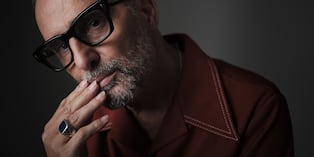 Jorge Drexler, ganador de 16 Latin Grammys, un Óscar a Mejor Canción Original por Al otro lado del río (2005), un Premio Goya (2011).