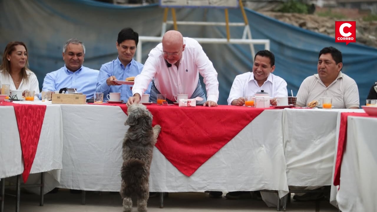 Carlos Bruce comparte desayuno electoral en VMT y llama a ciudadanos a votar