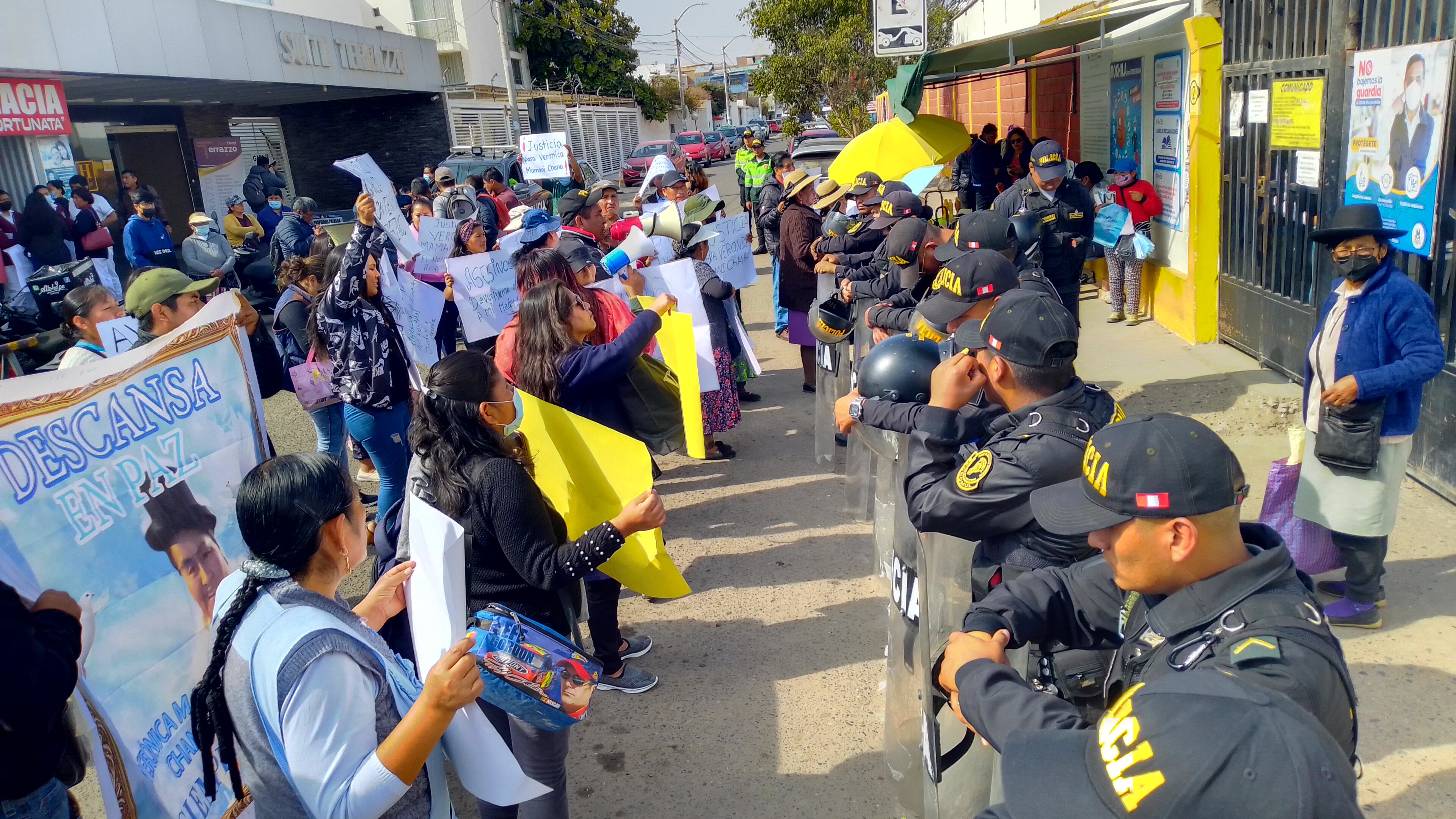Familiares y madres conmovidas por el caso acudieron ayer al hospital Unanue para protestar por presunta negligencia