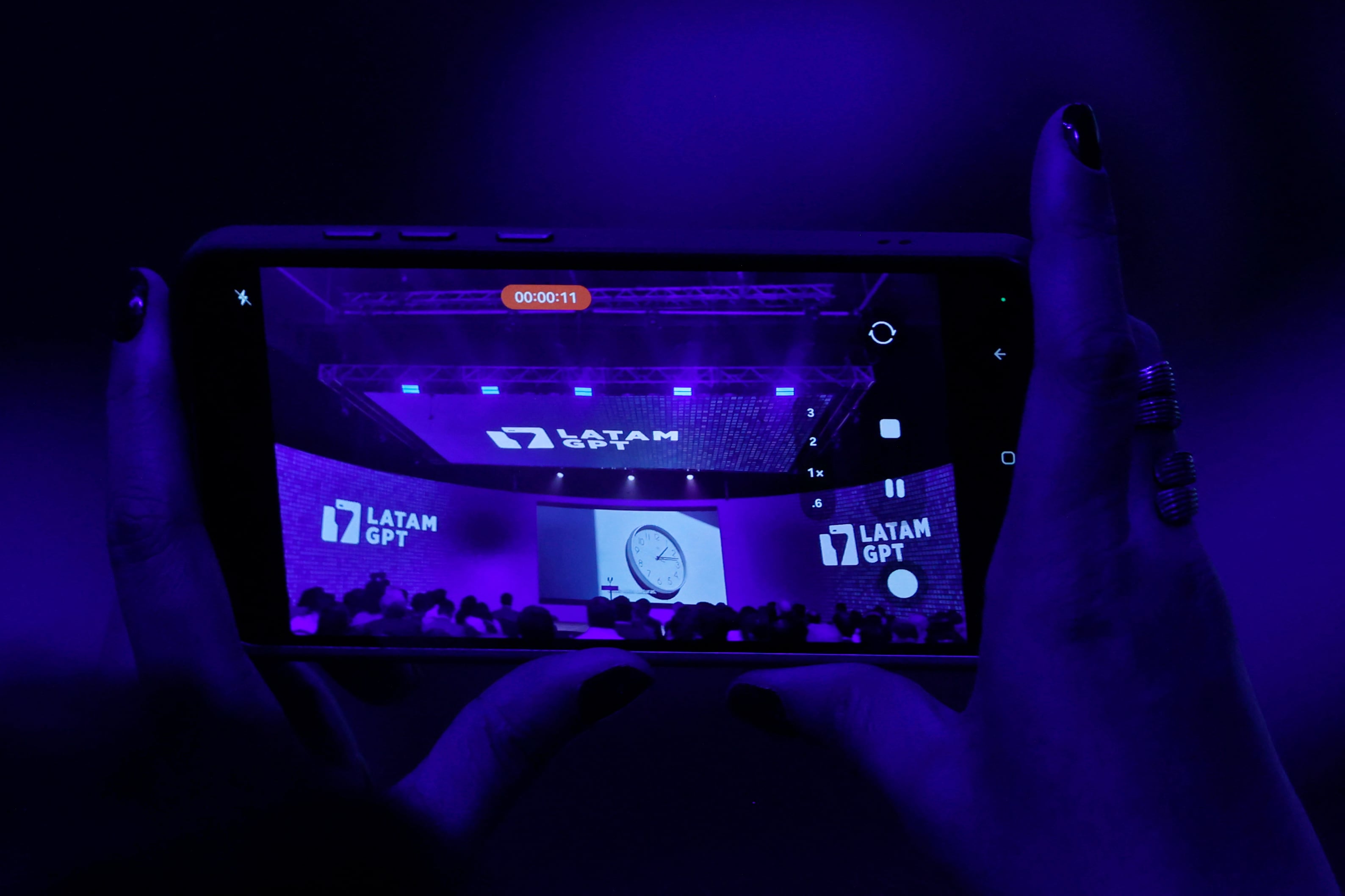 La iniciativa apunta a corregir sesgos culturales de los sistemas actuales y posicionar a América Latina como creadora de tecnología en un sector dominado por potencias globales. (Photo by Raul BRAVO / AFP)