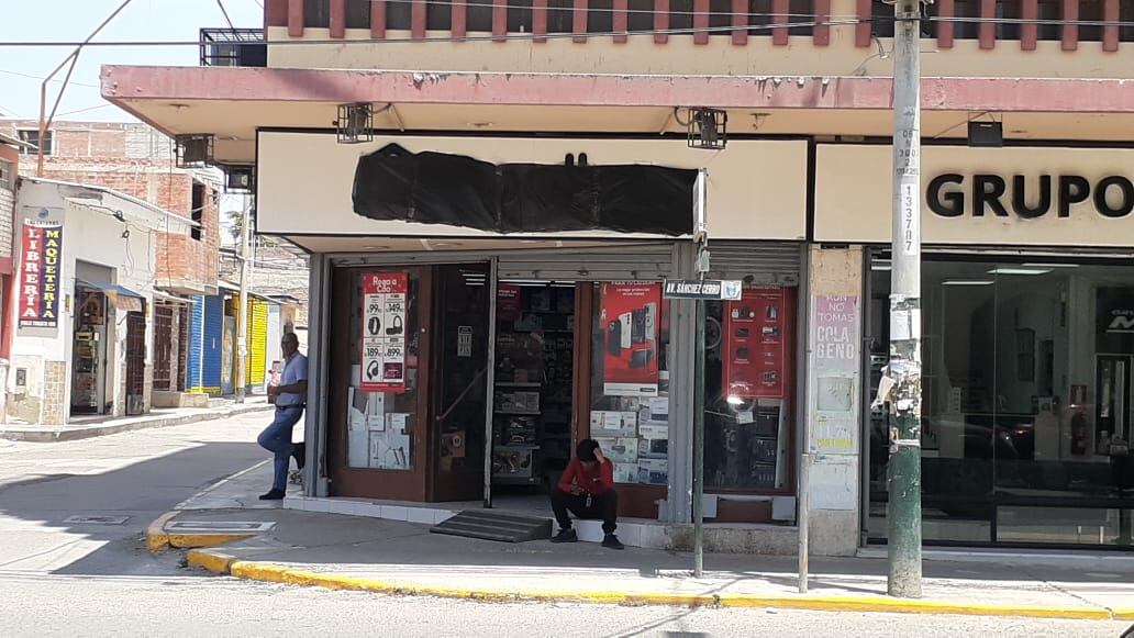 Las cámaras de seguridad del local registraron el momento del asalto por parte de dos delincuentes, ocurrido la noche del martes. No es la primera vez que este local es víctima de asaltos