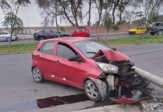 Trujillo: Auto choca contra un poste de concreto y conductor queda gravemente herido