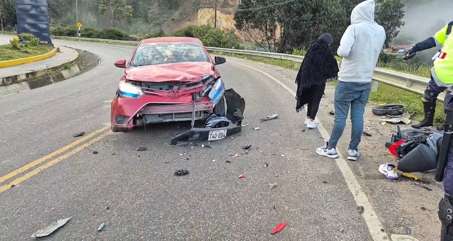 Violento choque entre auto y moto deja 3 heridos en Huamachuco