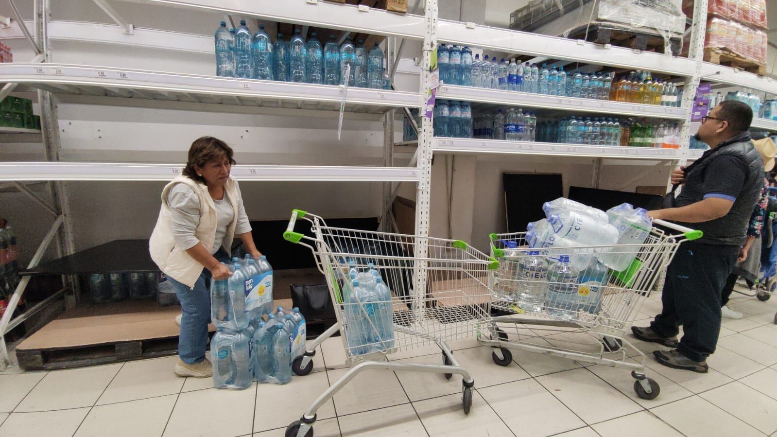 Desesperación. Arequipeños compran la mayor cantidad posible de agua para abastecerse. (Foto: Difusión)